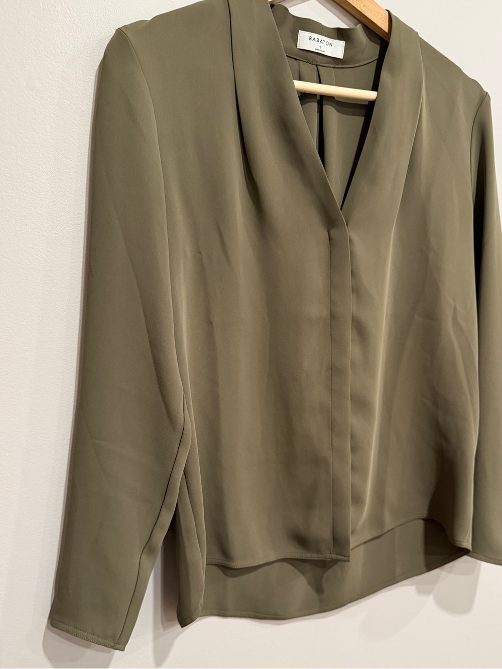 Aritzia Babaton Power Blouse Khaki Green V-Neck Long Sleeve Womens Small - Picture 6 of 11